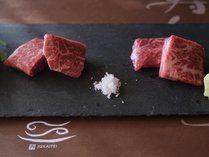 寿海亭で提供される上質な和牛ステーキ用の肉。大理石模様の美しい霜降り肉が黒いプレートに盛られている。